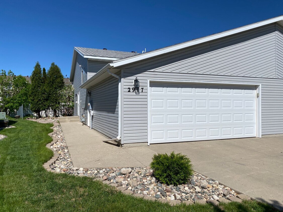 Primary Photo - 3 Bedroom Townhome in South Fargo!!