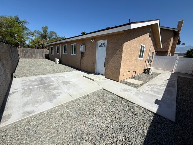 Puerta trasera y patio - 2540 E Dunes St