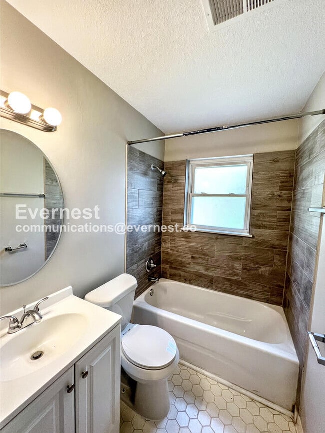 Building Photo - 1582 Custer Dr