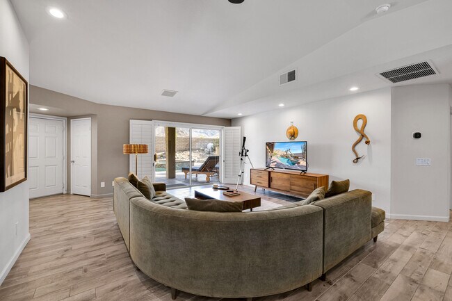 Building Photo - 54965 Avenida Vallejo