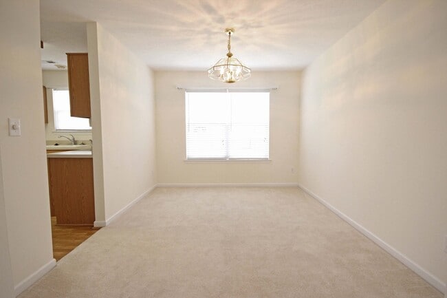 Building Photo - Lovely Home in Springhill Community
