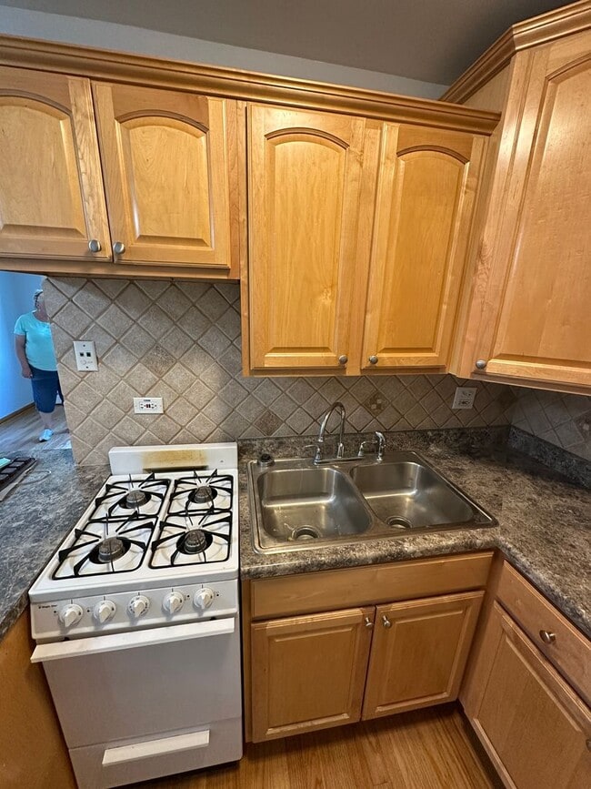 Building Photo - Great studio apartment in convenient locat...