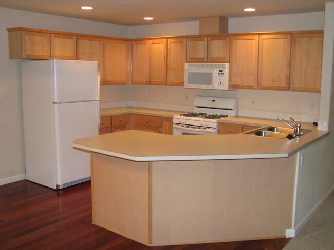 Building Photo - Four Bedroom Home in South Salem