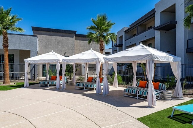 Pool Cabanas - Sol38 by Liv