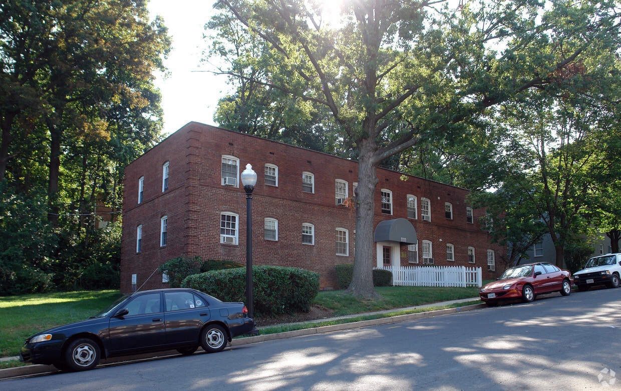Building Photo - 1111 N Kensington St