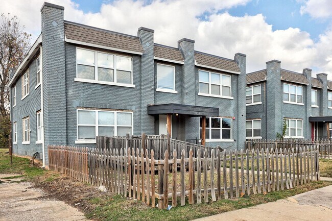 Building Photo - Bright & Stylish 2-Bedroom Close to the Plaza District