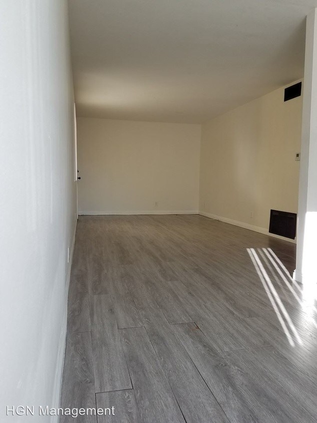 Building Photo - 2 br, 1 bath Apartment - 6910 Simpson Ave