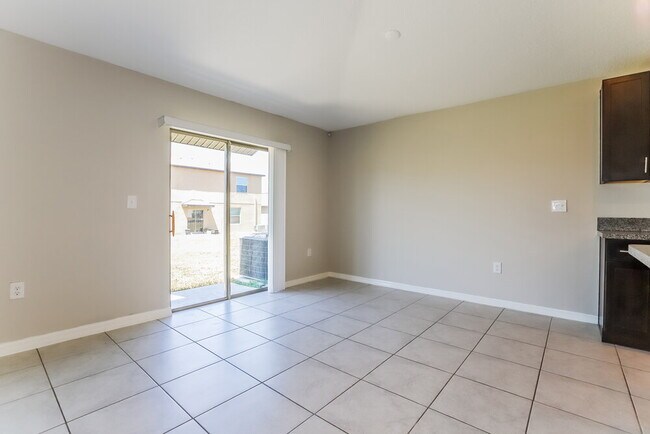 Foto del edificio - 1585 Blue Rose Dr