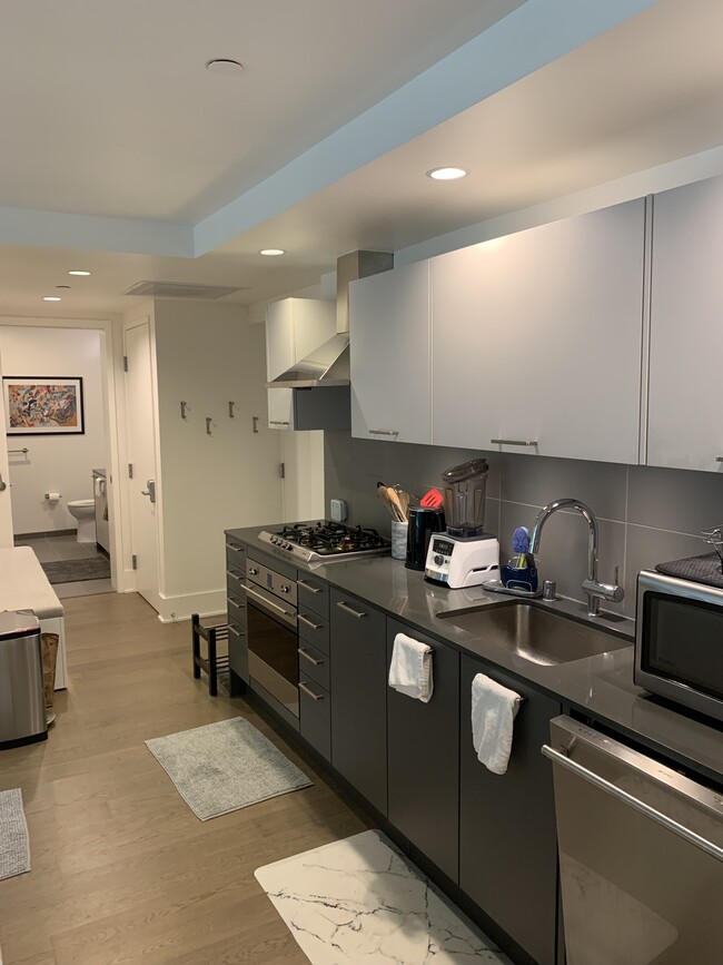 Fully Equipped Kitchen, including Vitamix and Microwave - 1075 Market St