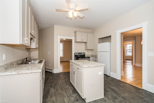 Foto del edificio - 3 br, 1 bath Triplex - 246 Lake St