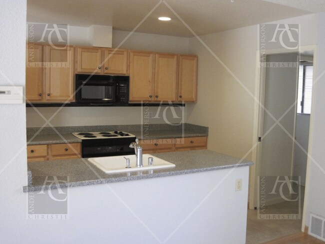 Building Photo - 2 bed 1.5 bath upper westside, close to UCSC