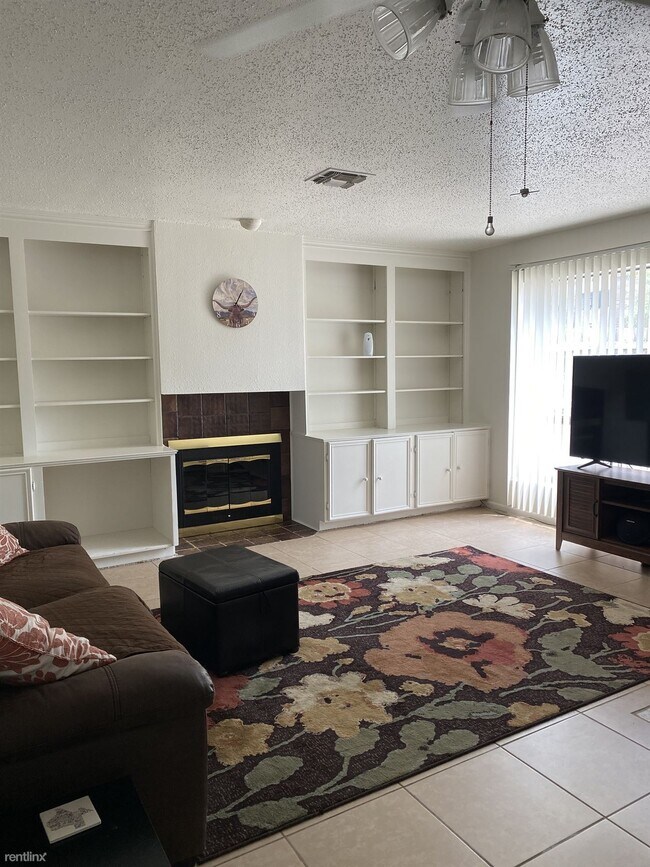 Building Photo - 2 br, 1 bath Townhome - 2818 Village Dr
