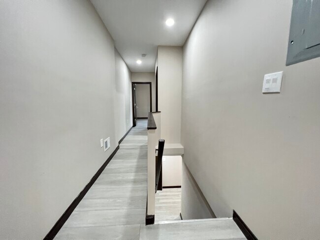 Foto del edificio - 163 Elwood Ave