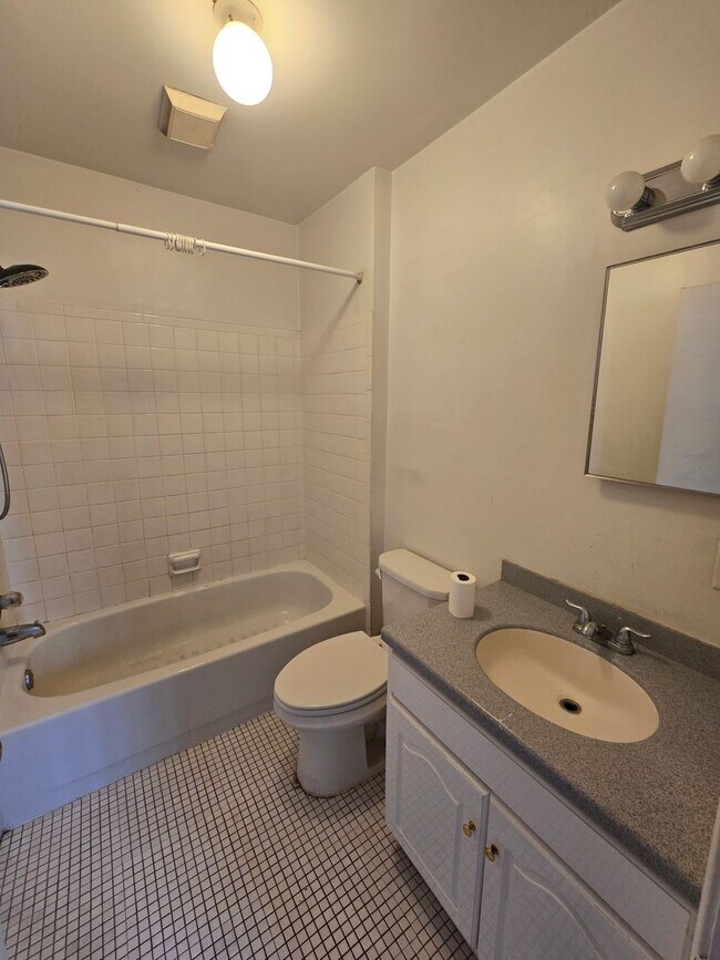 Foto del edificio - Bright 1 bedroom in washington square west...