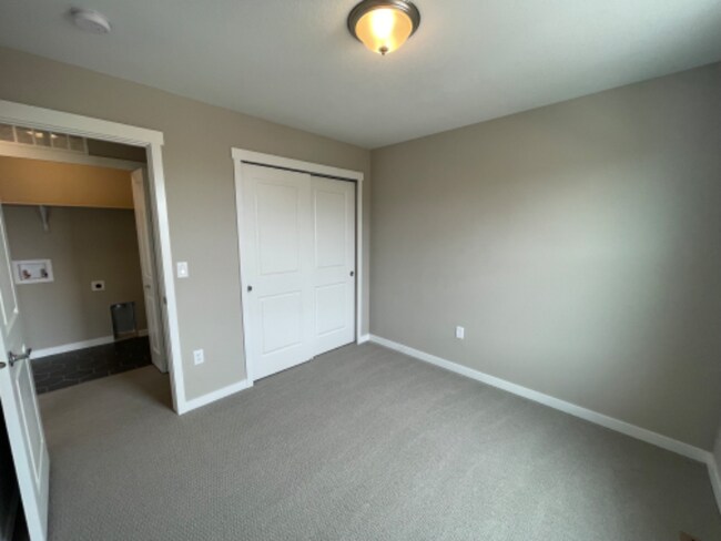 Foto del edificio - 6381 Rollick Dr