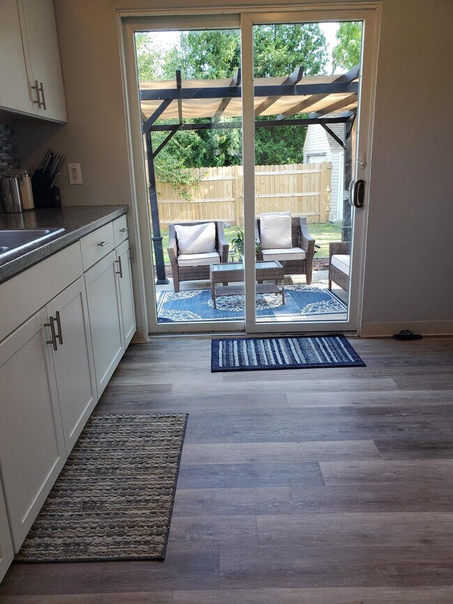 Building Photo - 837 W Lynch Ave