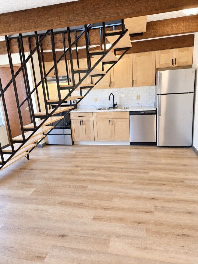 Building Photo - 725 Moull St
