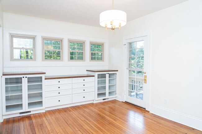 Foto del edificio - Large 4 Bedroom Home On Oakhurst Circle
