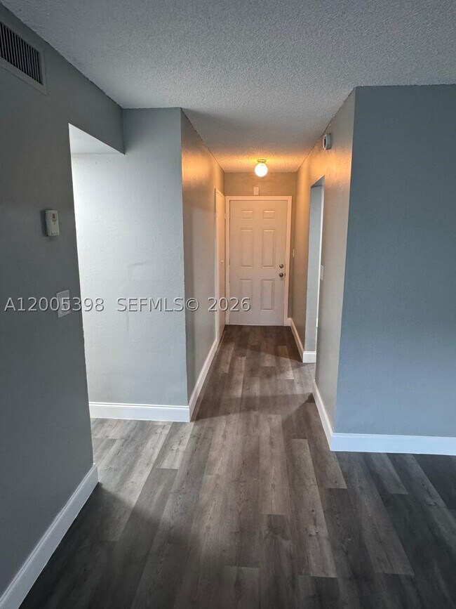 Foto del edificio - 301 NW 177th St