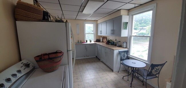 Kitchen - 62 Drew St