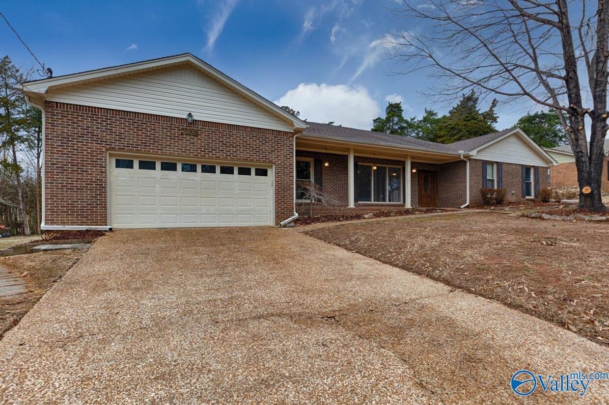Foto del edificio - Welcome to this beautifully updated 4-bedroom, 3-bathroom home in the heart of Decatur, Alabama.