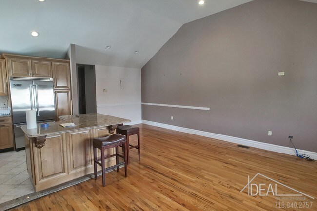 Foto del edificio - 29 Alexander Avenue #2R