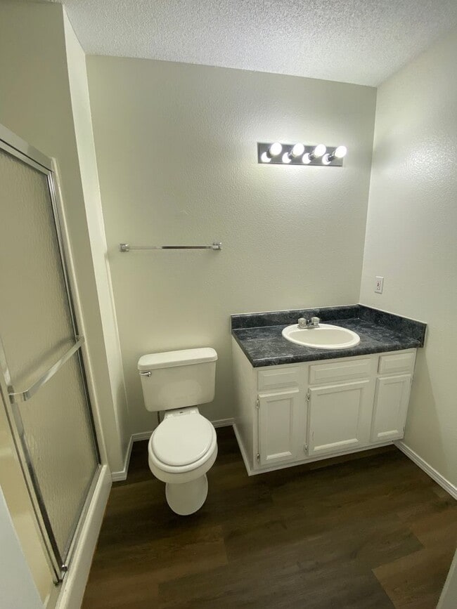 Building Photo - 3 Bed 2 Bath House