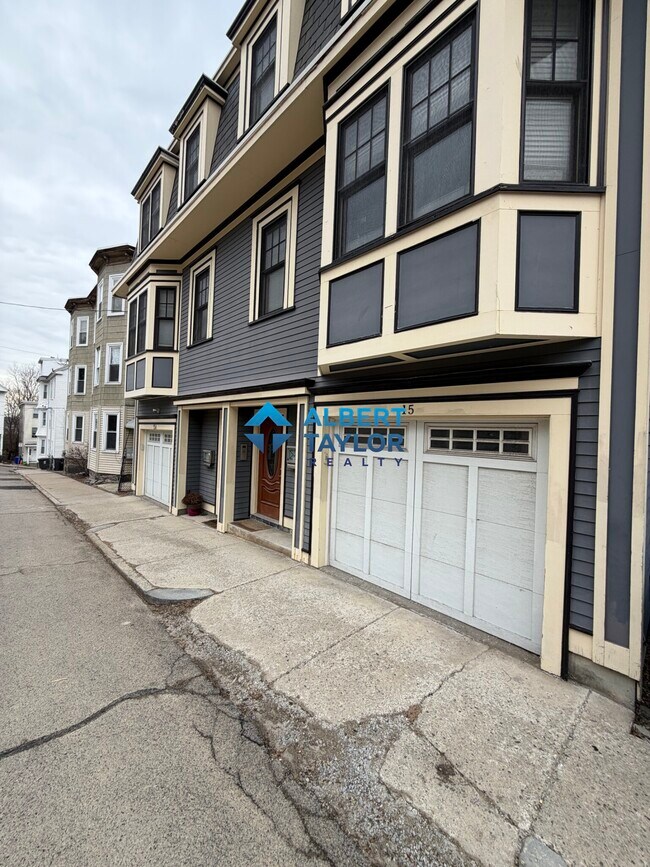 Building Photo - 15 Eldora St