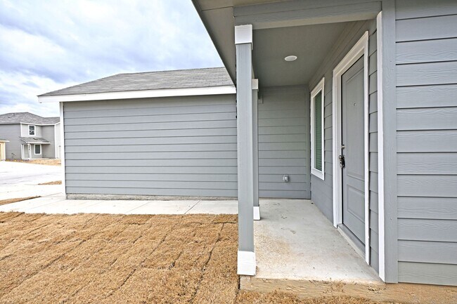 Building Photo - 2412 Shady Grv