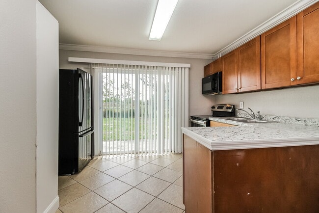 Building Photo - 4764 Miramar Rd