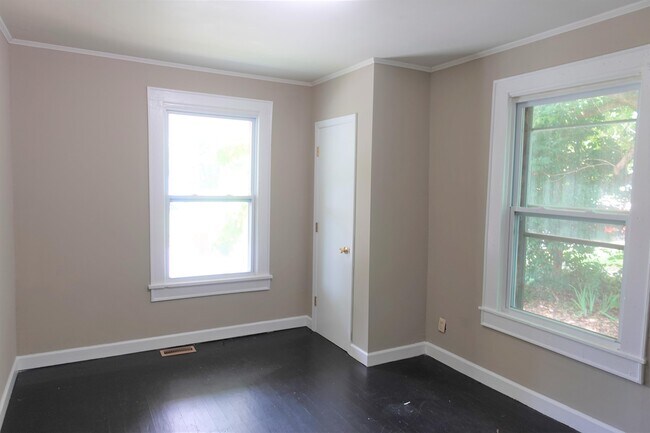 Building Photo - 110 Delano Ave