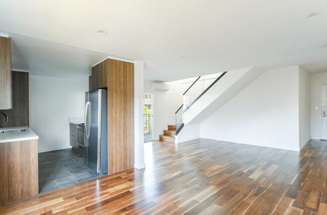 Building Photo - 625 N Flores St West Hollywood, CA 90048