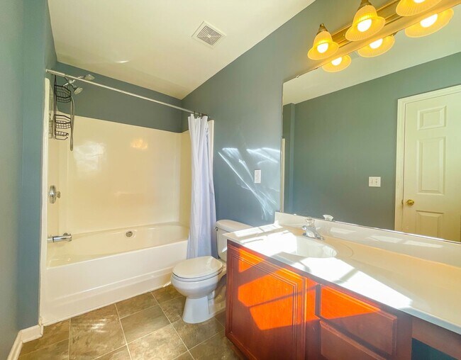 Building Photo - Spacious and Sunlit Town House