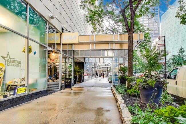 Building Photo - 110 E Delaware Pl