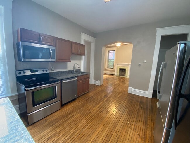 Building Photo - Beautiful Six Bedroom House Just Outside T...