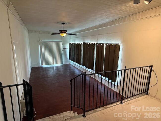 Foto del edificio - 330 Ferrell Ave