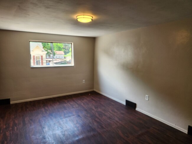 Building Photo - 3 Bedroom 2-Story Townhome Style Apartment...