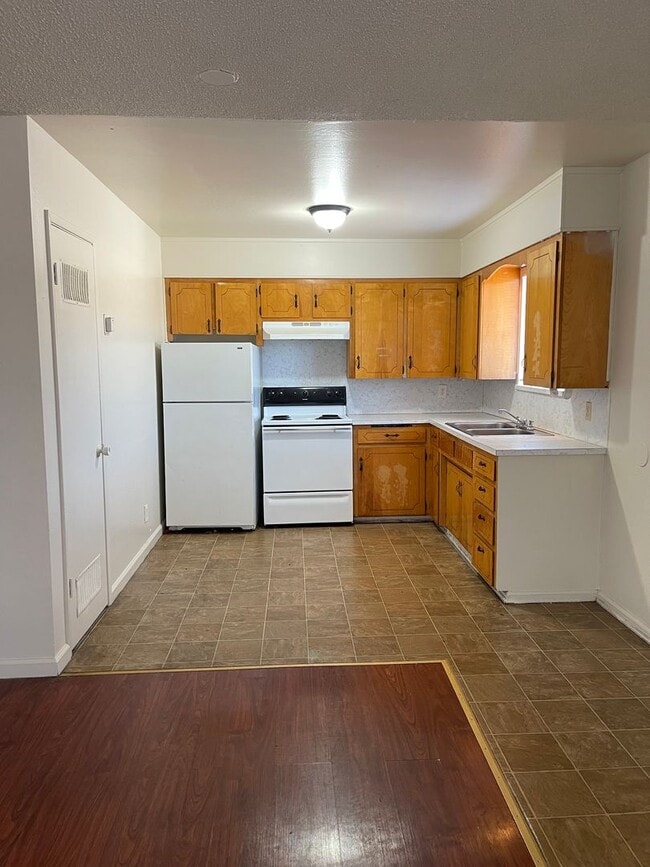 Building Photo - 2 BED 1 BATH UPSTAIRS UNIT *PET FRIENDLY