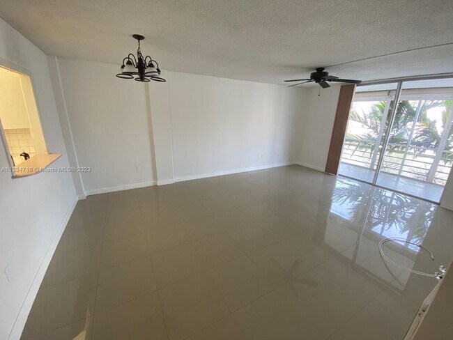 Foto del edificio - 3849 NE 169th St