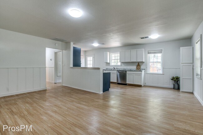 Foto del edificio - 3 br, 2 bath House - 441 W Lloyd St.