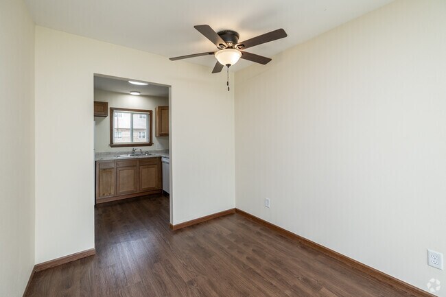 3 habitaciones, 1.5 baños - 1,060 pies cuadrados - Comedor - Arrowhead Apartments & Townhomes