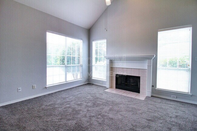 Building Photo - 8435 Creekside Cir