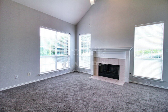 Foto del edificio - 8435 Creekside Cir