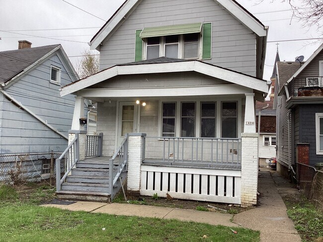 Foto del edificio - 5 bedroom single family home