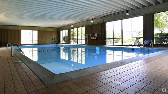 Indoor Pool - Rockside Park Towers