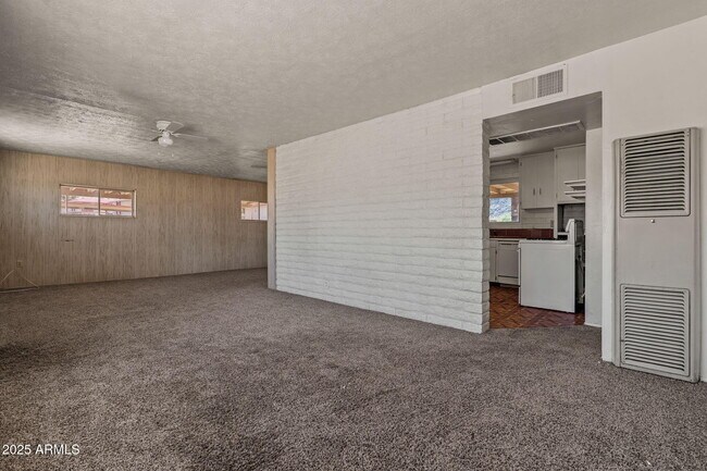 Building Photo - 1441 E Cheryl Dr