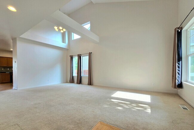 Foto del edificio - Charming Single Family 4 Bed/2.5 Bath Home...
