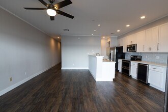 Building Photo - 401 Lakeside Ln