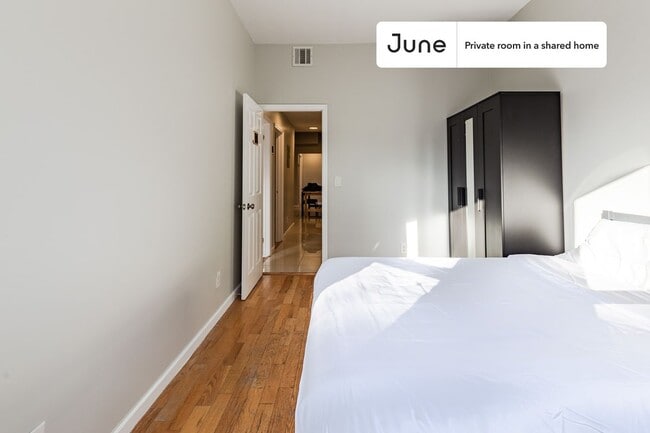 Foto del edificio - Private bedroom in 4 bed/2 bath Home