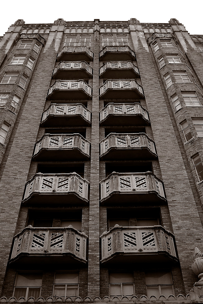 Algunos tienen balcones - Aurora Apartments